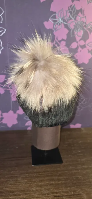 Gorra de punto verde con pompón desmontable