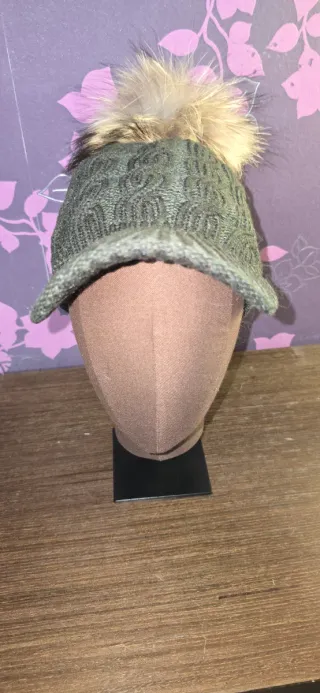 Gorra de punto verde con pompón desmontable