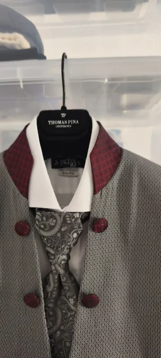 Traje Thomas Pina Gris con detalles rojos