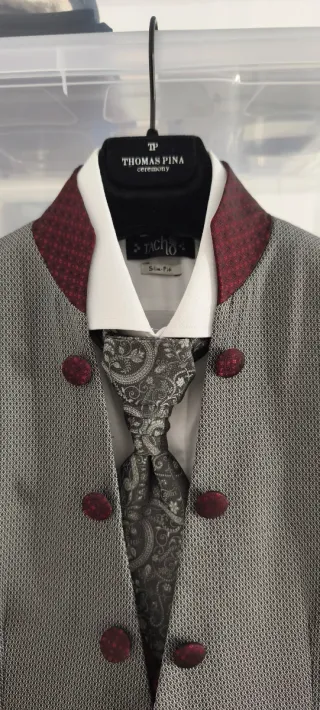Traje Thomas Pina Gris con detalles rojos