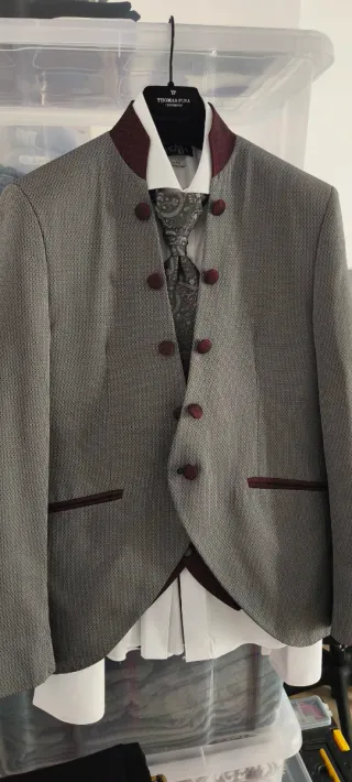 Traje Thomas Pina Gris con detalles rojos