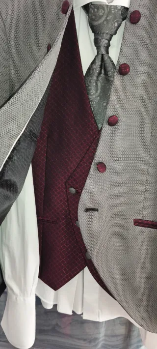Traje Thomas Pina Gris con detalles rojos