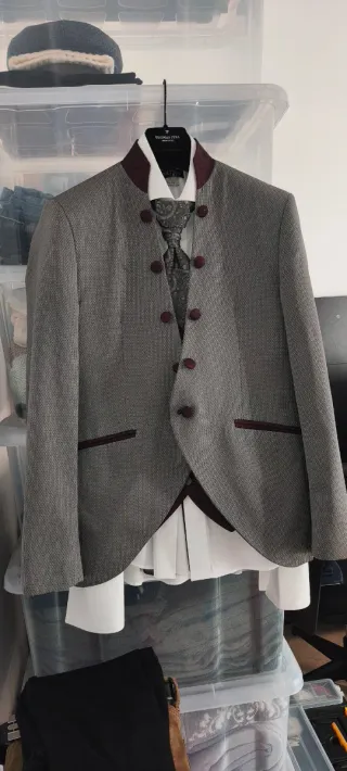 Traje Thomas Pina Gris con detalles rojos