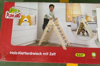 Triángulo de escalada de madera con tienda