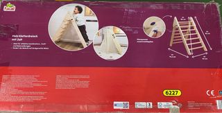 Triángulo de escalada de madera con tienda