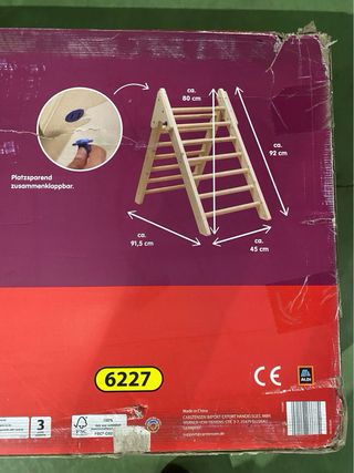 Triángulo de escalada de madera con tienda