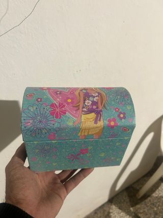 Lote Barbie: Bambole, Cavallo e Baule con Ruote