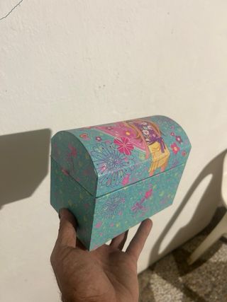 Lote Barbie: Bambole, Cavallo e Baule con Ruote