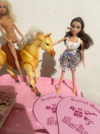 Lote Barbie: Bambole, Cavallo e Baule con Ruote