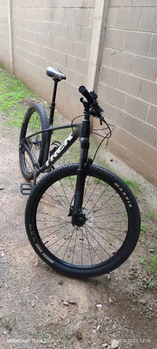 Bicicleta de montaña negra Trek. Talla ML
