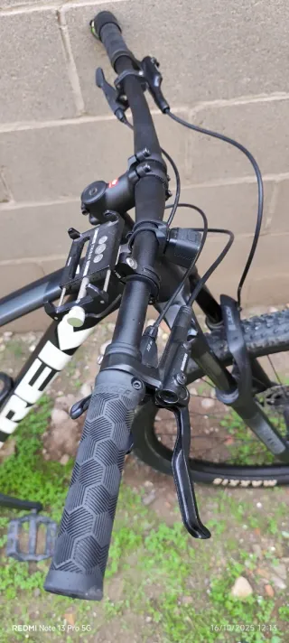 Bicicleta de montaña negra Trek. Talla ML