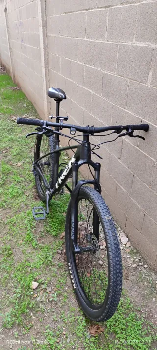 Bicicleta de montaña negra Trek. Talla ML