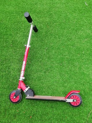 Patinete rojo. Llamar interesados al 646547104.