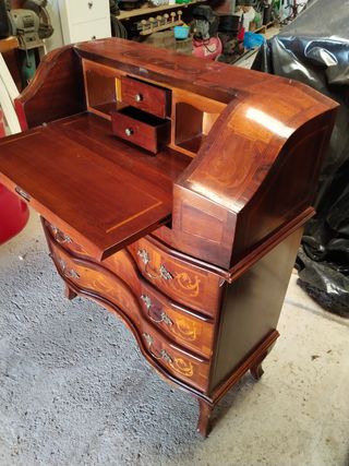 Buró antiguo de madera con incrustaciones