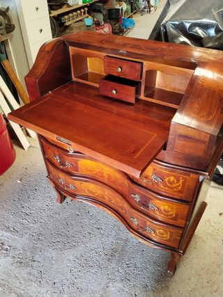 Buró antiguo de madera con incrustaciones