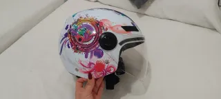 Casco moto diseño colorido