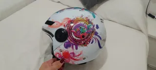 Casco moto diseño colorido