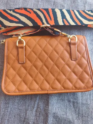 Borsa marrone trapuntata con tracolla