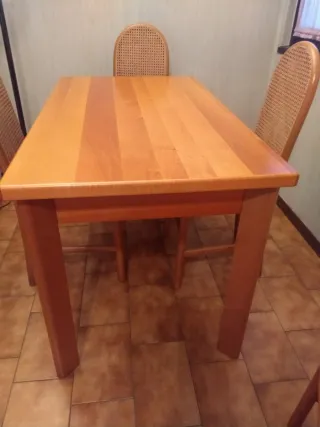 Tavolo in legno massello allungabile + 4 sedie