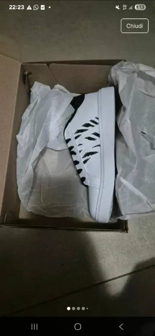 Scarpe Adidas bianche con dettagli neri