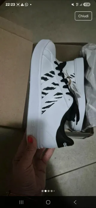 Scarpe Adidas bianche con dettagli neri