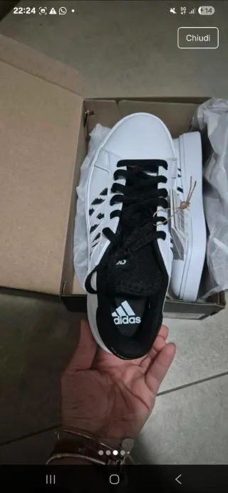 Scarpe Adidas bianche con dettagli neri
