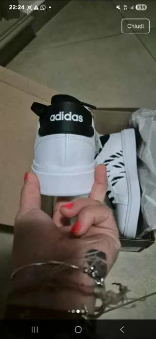 Scarpe Adidas bianche con dettagli neri