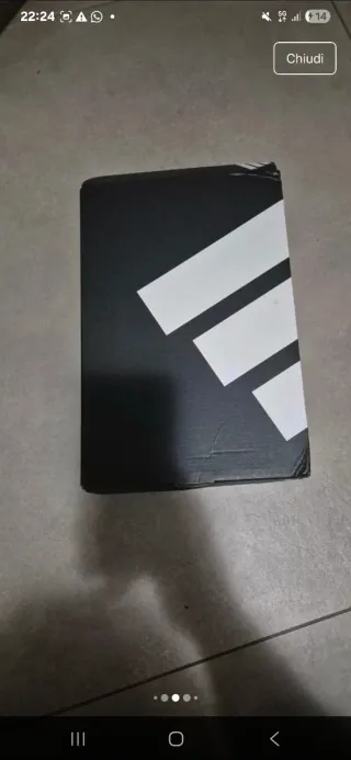 Scarpe Adidas bianche con dettagli neri