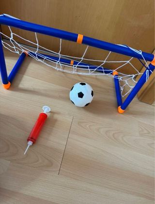 Portería de fútbol infantil con balón y bomba