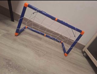 Portería de fútbol infantil con balón y bomba