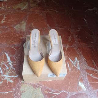 Zapatos tacón Daniela Vega amarillos