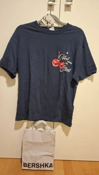 Camiseta Bershka azul con cerezas