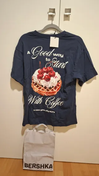 Camiseta Bershka azul con cerezas