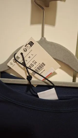 Camiseta Bershka azul con cerezas