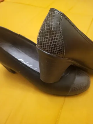 Zapatos de piel negros y grises para mujer