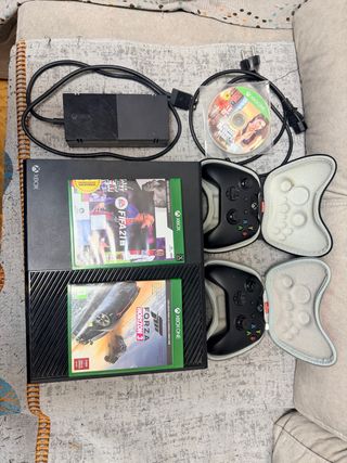 Xbox One con 2 controller e giochi