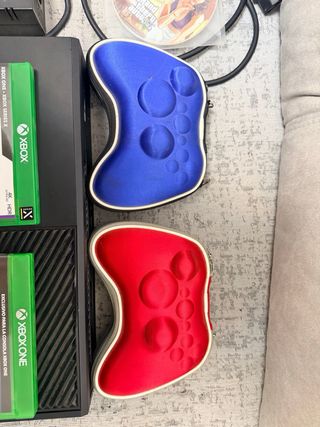 Xbox One con 2 controller e giochi