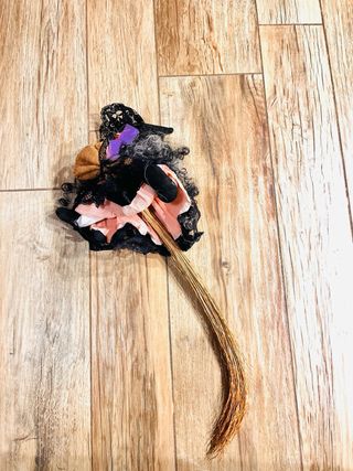 Befana in carta crespa e stoffa