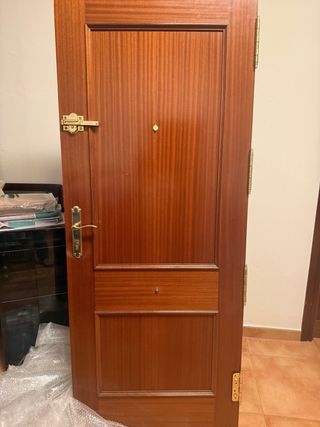 Puerta blindada apertura mano derecha