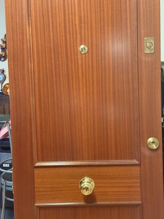 Puerta blindada apertura mano derecha