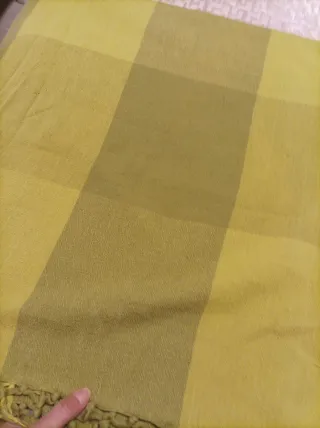 Colcha multiusos verde con flecos