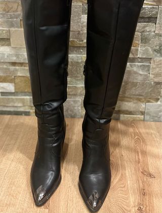 Botas altas negras con punta metálica