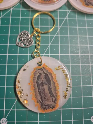 Llaveros arcángeles/virgen Guadalupe resina