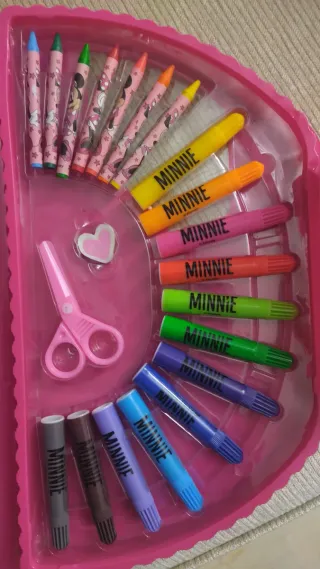 Maletín Minnie Mouse con 50 colores sin estrenar.