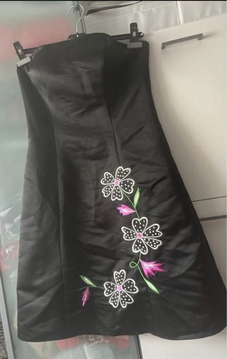 Vestido negro con flores bordadas