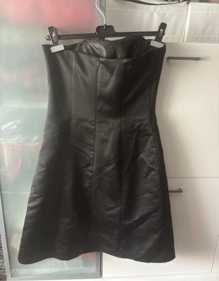 Vestido negro con flores bordadas