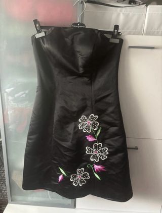 Vestido negro con flores bordadas