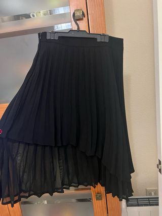 Falda plisada negra asimétrica