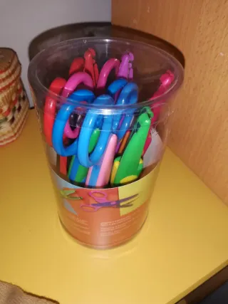 Tijeras de manualidades en caja