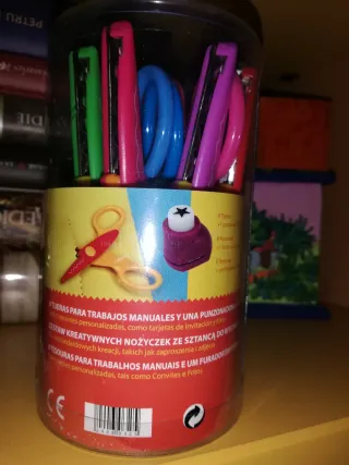 Tijeras de manualidades en caja